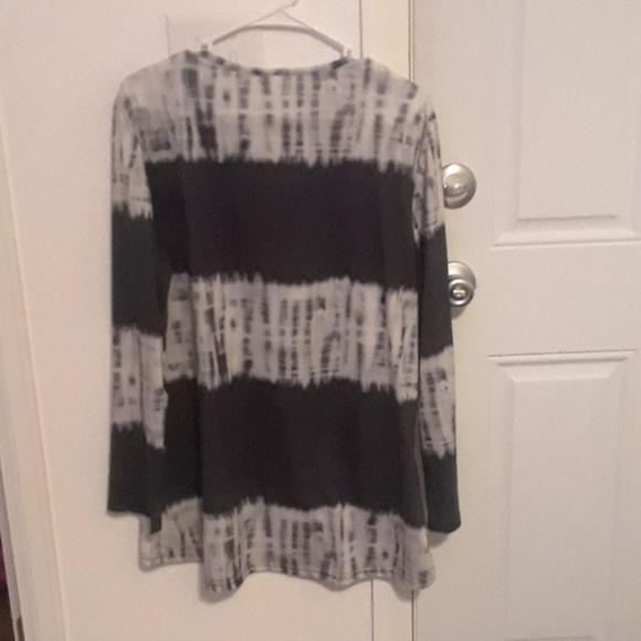 Black and white long sleeve shirt - Picture 2 of 3